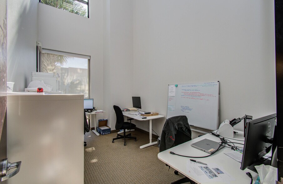 More Photos Of 9330 Kirby Dr, Houston Research And Development For Lease