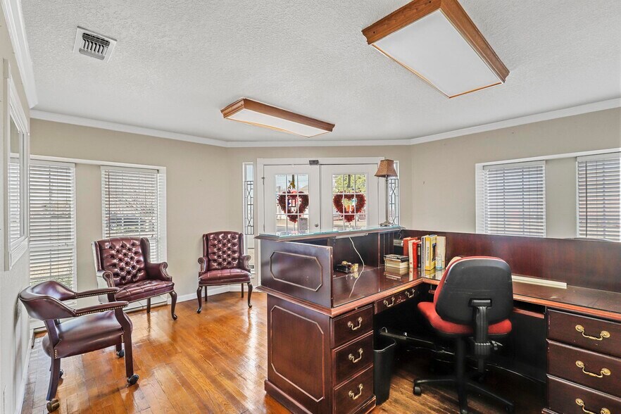 More Photos Of 145 NW Ellison St, Burleson Freestanding For Sale