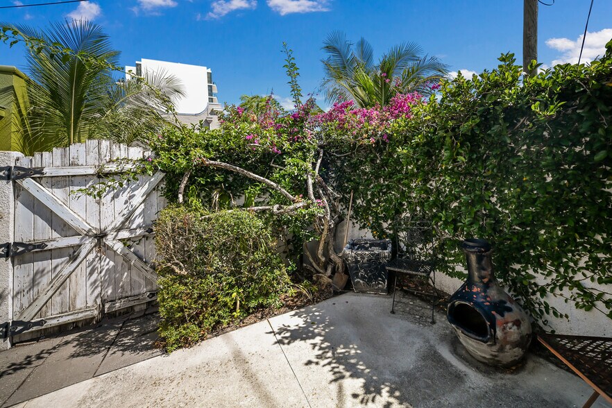 More Photos Of 411 Burns Ct, Sarasota Office For Sale