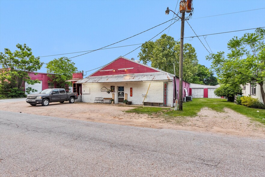 More Photos Of 108 W Montgomery St, Willis Flex For Sale