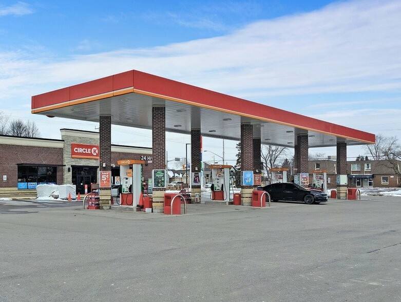 Primary Photo Of 1022 Pelham St, Fonthill Service Station For Sale