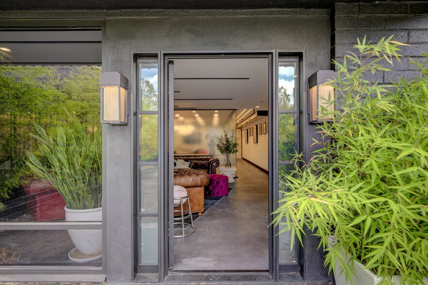 More Photos Of 710 Seward St, Los Angeles Loft Creative Space For Lease