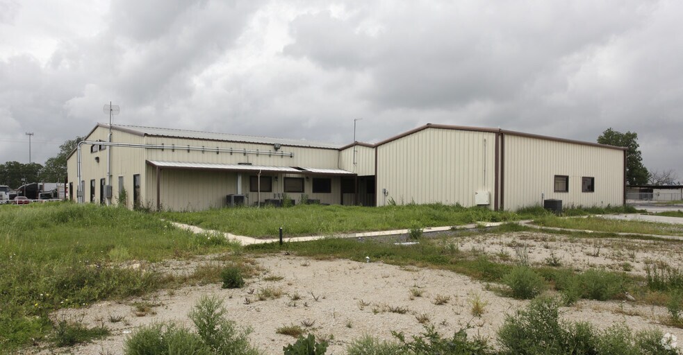 More Photos Of 108 McNutt Rd, Hutto Warehouse For Lease