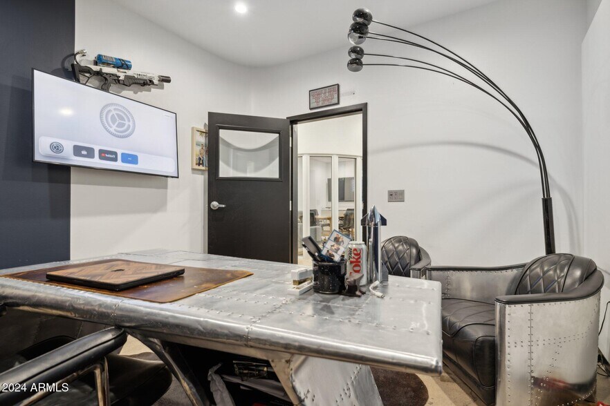 More Photos Of 14201 N Hayden Rd, Scottsdale Showroom For Sale