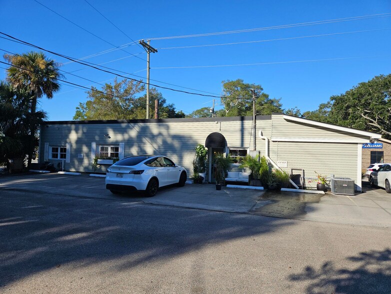 More Photos Of 828 Folly Rd, Charleston Freestanding For Sale