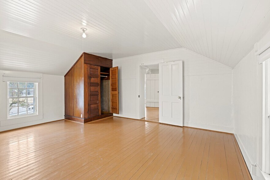 More Photos Of 421 W Main St, Fredericksburg Office Residential For Lease