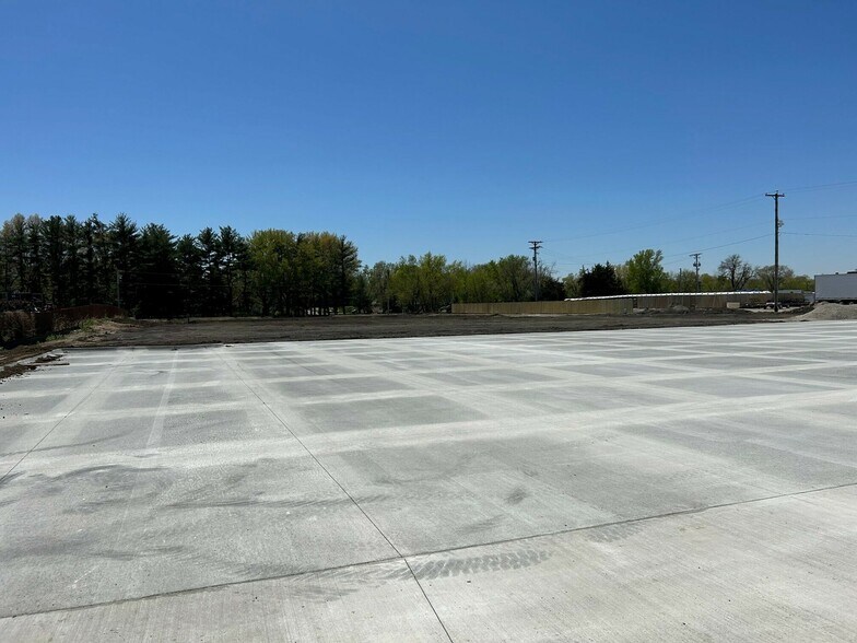 More Photos Of 4475 NE 3rd St, Des Moines Flex For Lease