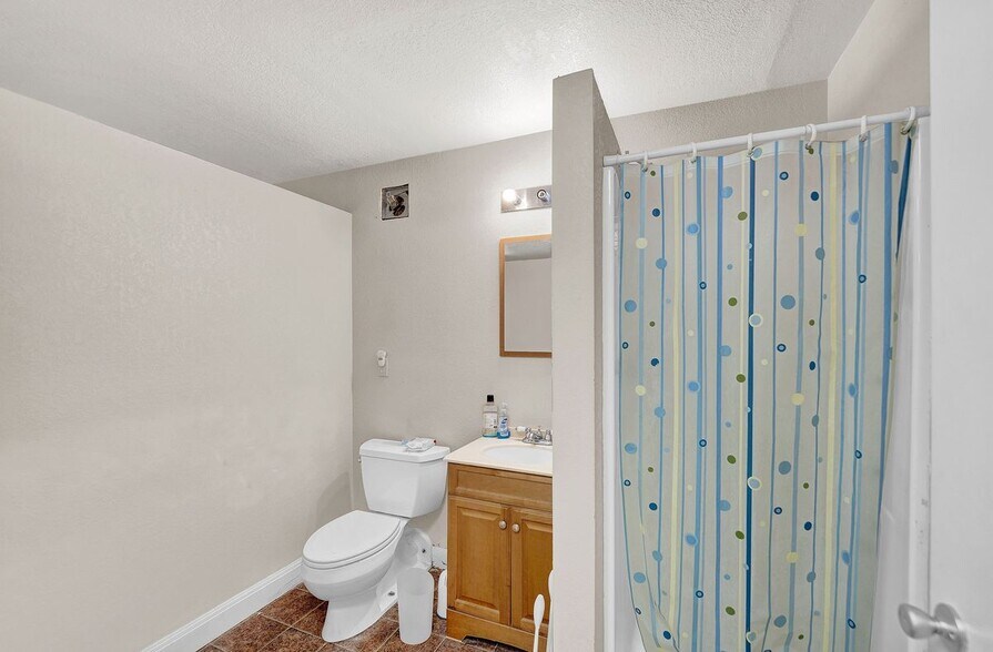 More Photos Of 389 Interstate 35 S, Devine Unknown For Lease