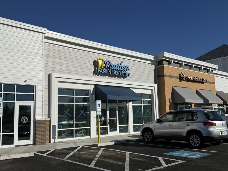 More Photos Of 3090-3098 Godwin Blvd, Suffolk Storefront Retail Office For Sale