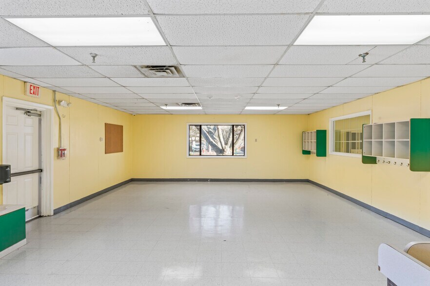 More Photos Of 211 Edds Ln, Sterling Schools For Sale