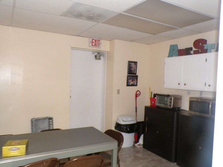 More Photos Of 7619-7621 E 46th Pl, Tulsa Showroom For Sale