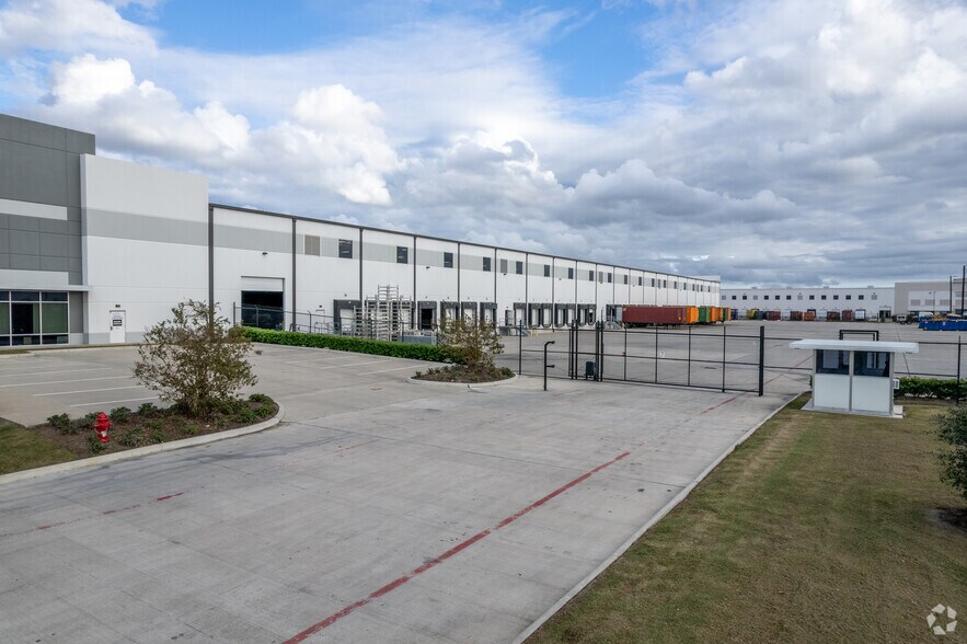 More Photos Of 10565 Red Bluff Rd, Pasadena Distribution For Lease