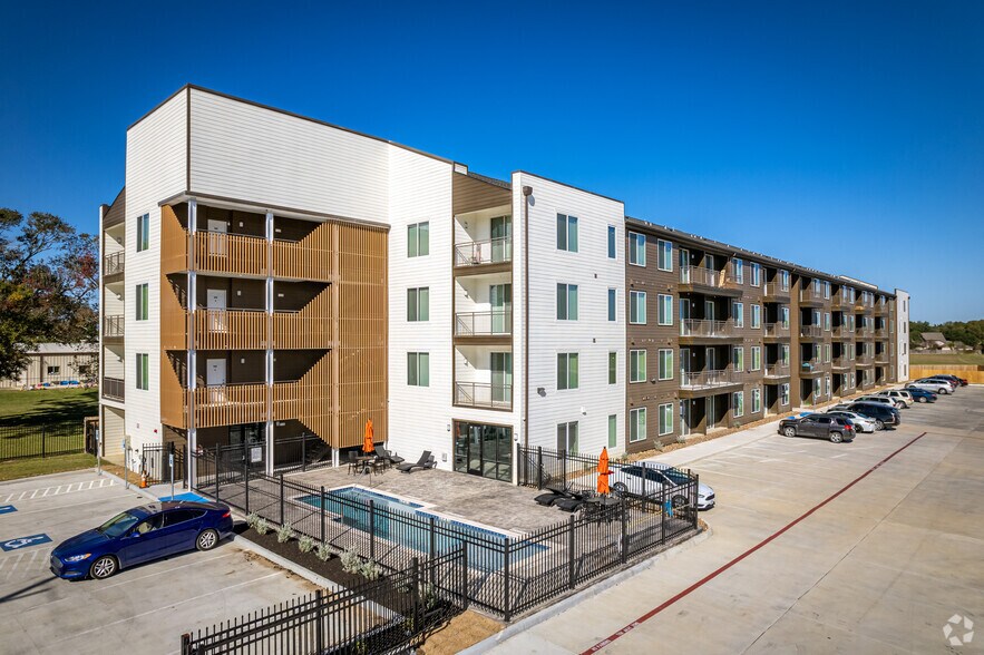 More Photos Of 1100 Us-90 Hwy W, Sealy Apartments For Sale