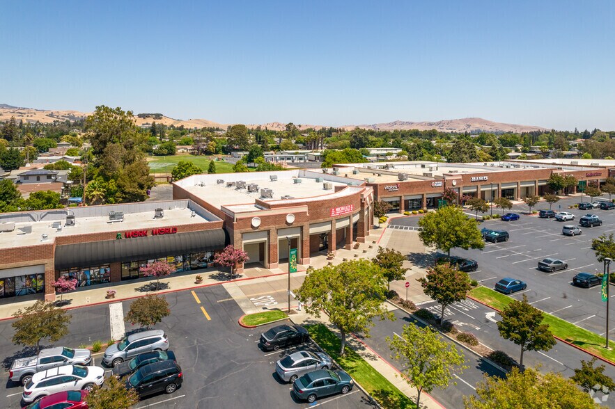 More Photos Of 1305-1350 Gateway Blvd, Fairfield Storefront For Lease