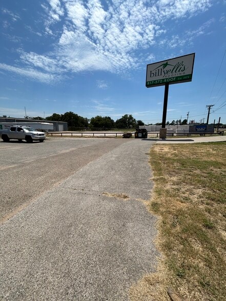 More Photos Of 440 N Broadway St, Joshua Manufacturing For Lease