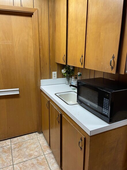 More Photos Of 2032 Wooddale Blvd, Baton Rouge Office For Lease