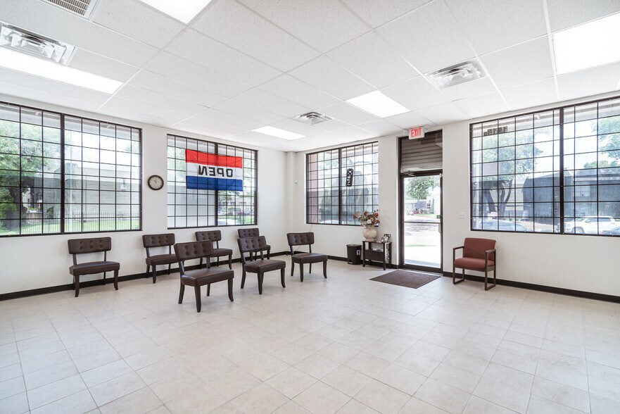 More Photos Of 1919 Wirt Rd, Houston Freestanding For Lease