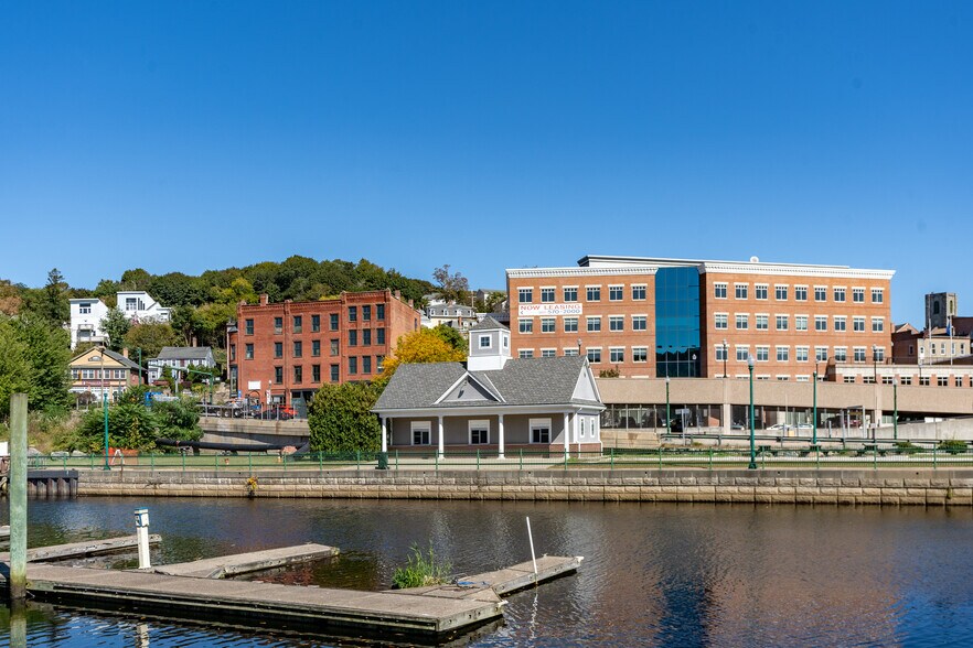 More Photos Of 150 Chelsea Harbor Dr, Norwich Restaurant For Lease