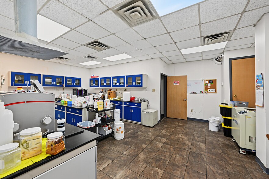 More Photos Of 17309 Hufsmith Kohrville Rd, Tomball Warehouse For Sale