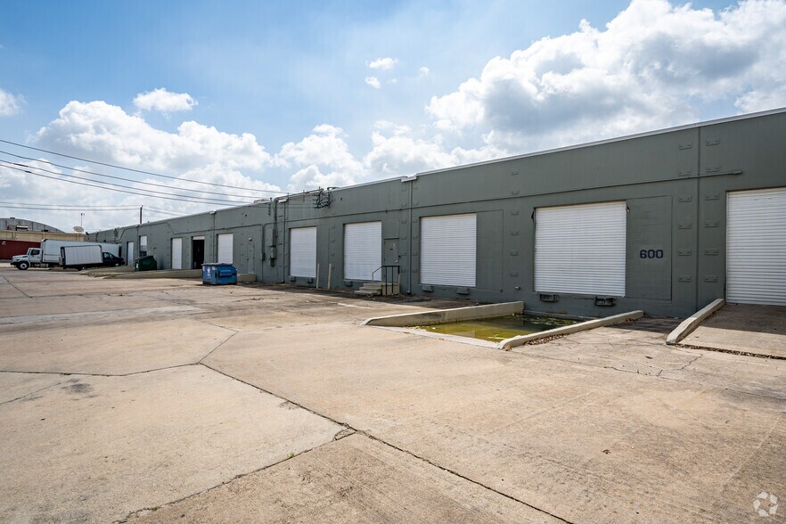 More Photos Of 9000 Southwest Fwy, Houston Unknown For Lease