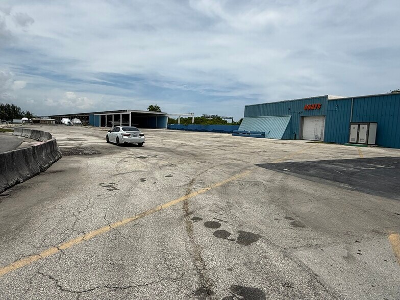 More Photos Of 2051 Griffin Rd, Fort Lauderdale Marina For Lease