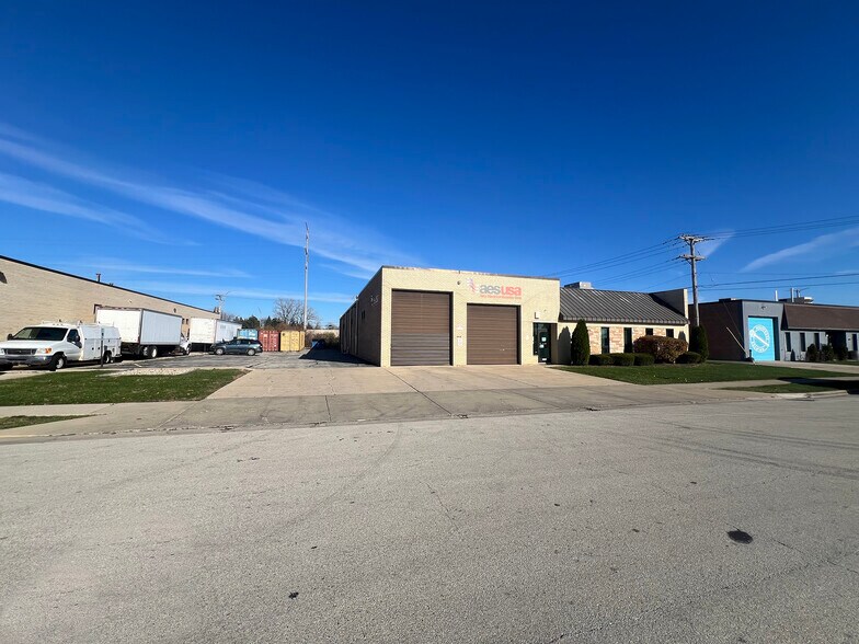 More Photos Of 131 Garlisch Dr, Elk Grove Village Warehouse For Lease