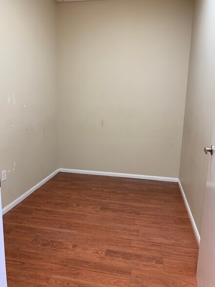 More Photos Of 1371 W Warm Springs Rd, Henderson Unknown For Lease