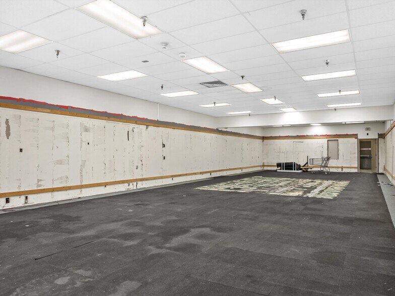 More Photos Of 3399 Calumet Ave, Manitowoc General Retail For Lease