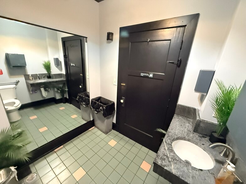 More Photos Of 4034 Hamilton Ave, Cincinnati Storefront Retail Office For Sale