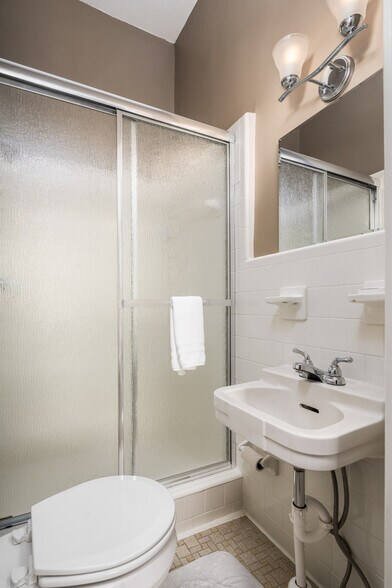 More Photos Of 738 E Main St, Belhaven Hotel For Sale