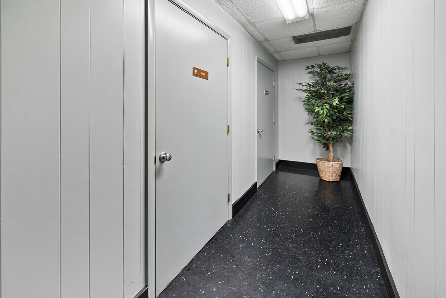 More Photos Of 3237 W Bay St, Savannah Warehouse For Sale
