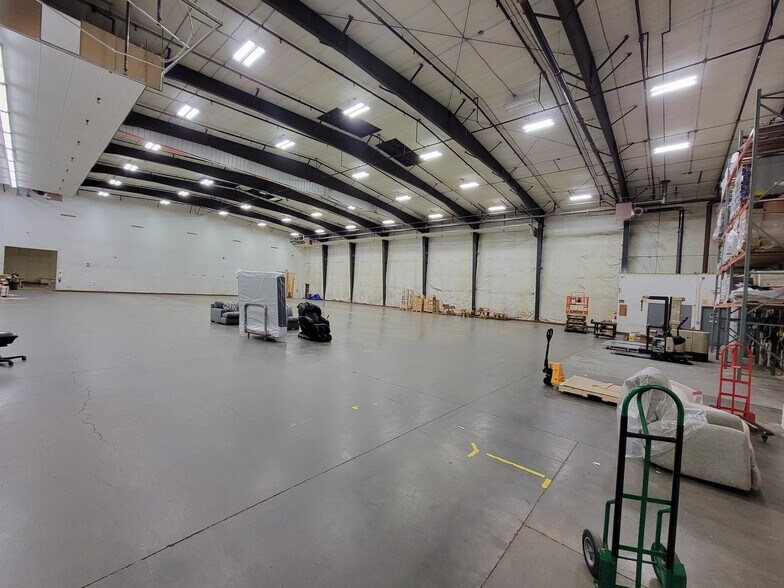 More Photos Of 808 W Cherokee St, Sioux Falls Industrial For Sale