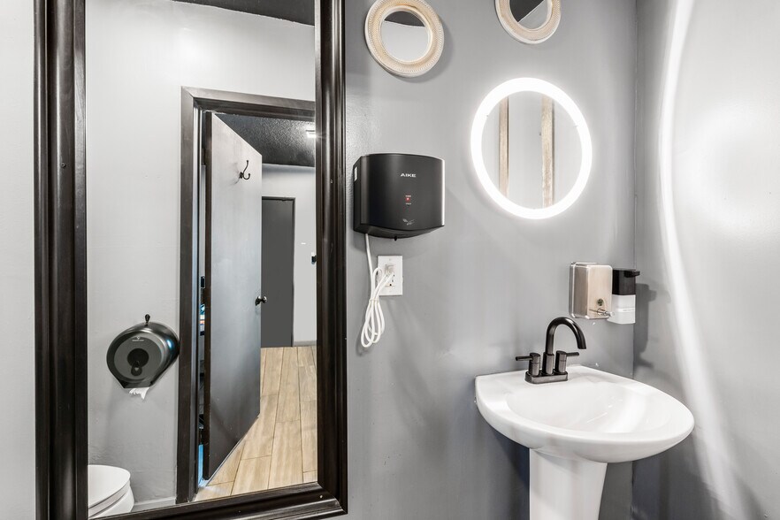 More Photos Of 3642 W 139th St, Hawthorne Movie Radio TVStudio For Lease