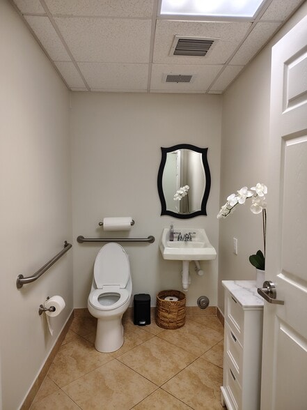 More Photos Of 5491 N University Dr, Coral Springs Office For Lease