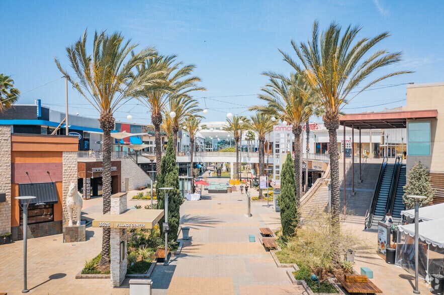 More Photos Of 21712 Hawthorne Blvd, Torrance General Retail For Lease