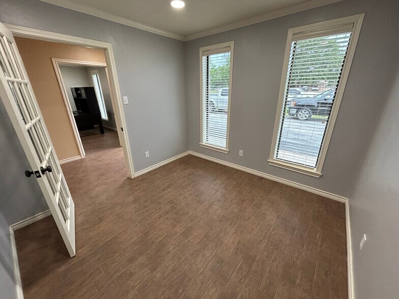 More Photos Of 5424 W Oak St, Palestine Showroom For Lease