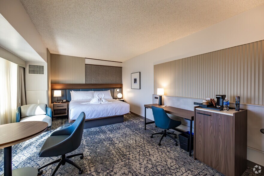 More Photos Of 75 E State St, Columbus Hotel For Sale