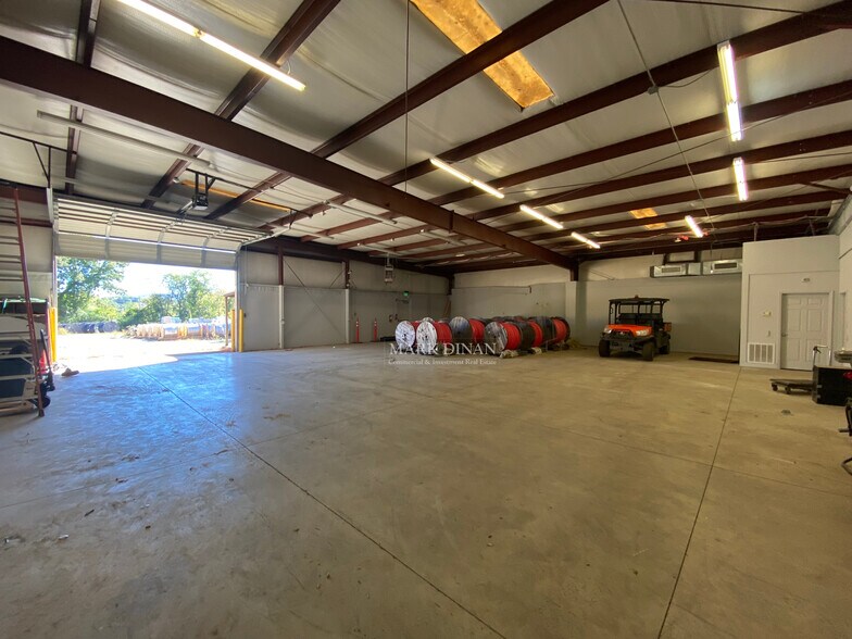 More Photos Of 2148 Pelham Pky, Pelham Flex For Lease