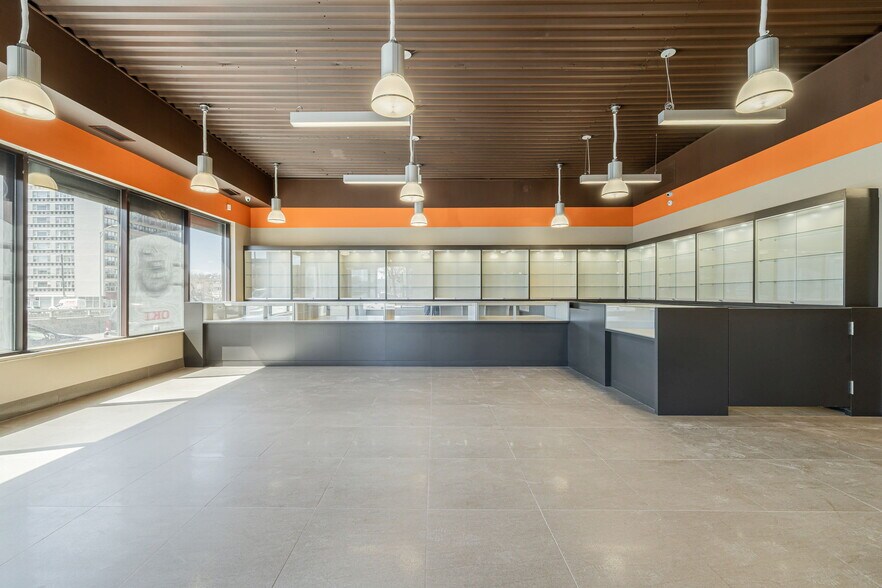 More Photos Of 5805 Boul Décarie, Montréal General Retail For Lease