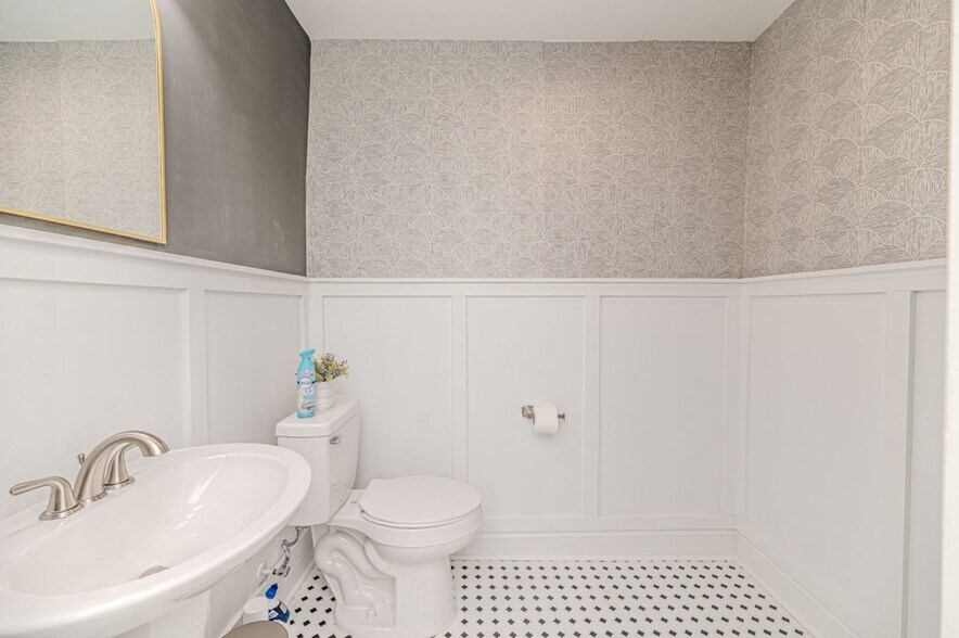 More Photos Of 200-208 S Steele St, Sanford Storefront For Lease