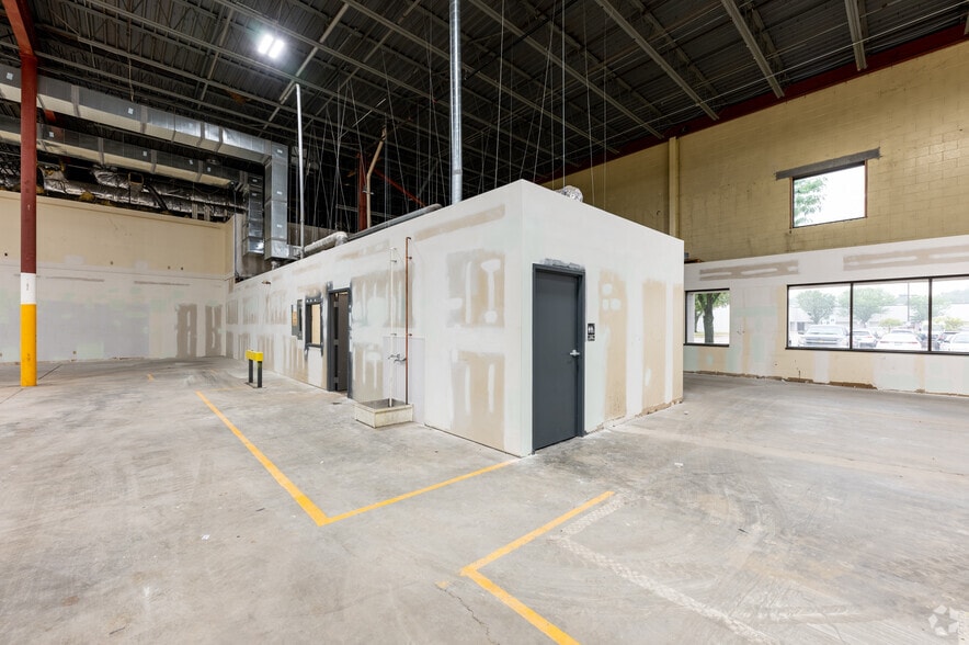 More Photos Of 1810 S Lynhurst Dr, Indianapolis Unknown For Lease