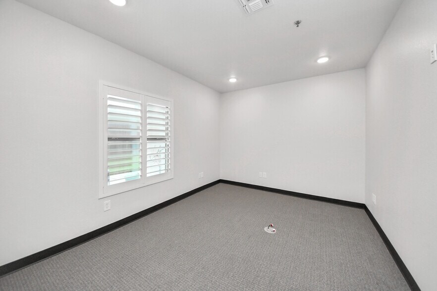 More Photos Of 6536 Greatwood Pky, Sugar Land Office For Sale