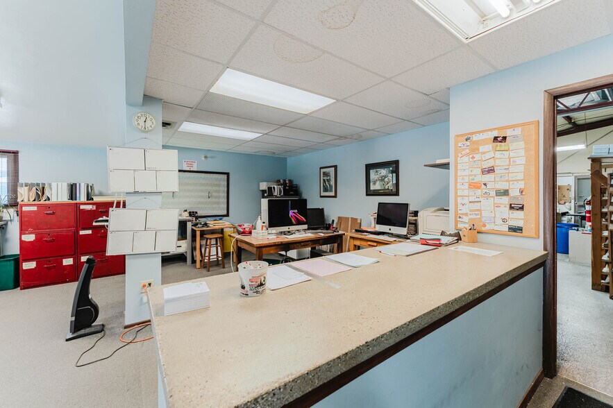 More Photos Of 526 W 11th Ave, Oshkosh Office For Sale