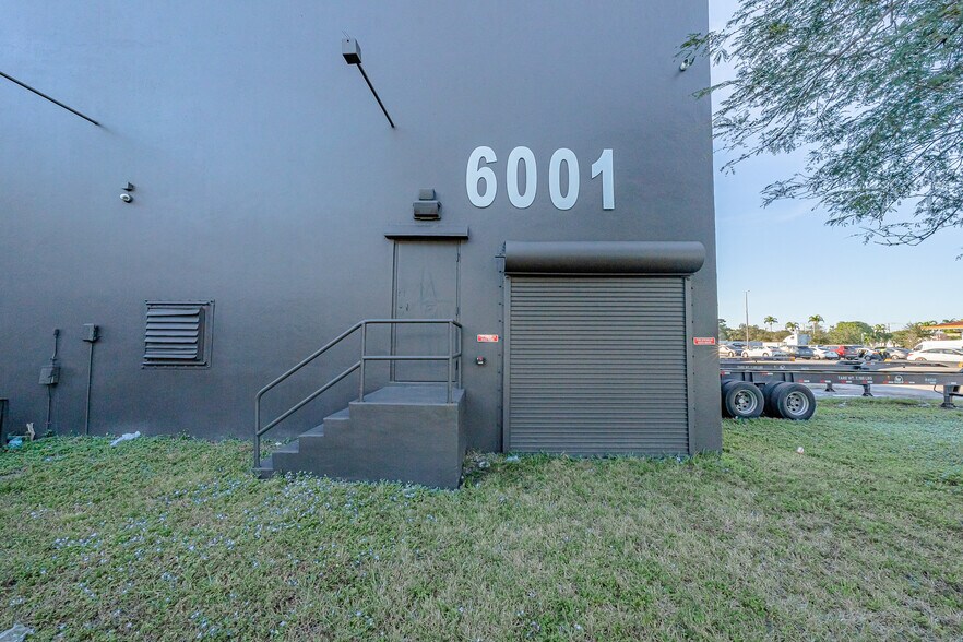 More Photos Of 6001 Powerline Rd, Fort Lauderdale Showroom For Lease