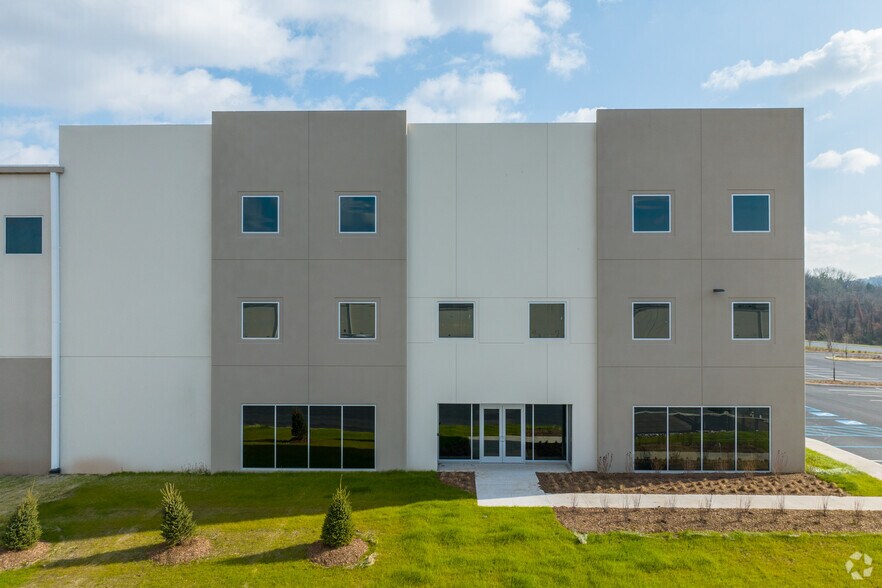 More Photos Of 3905 Commerce Center Blvd, Bethlehem Warehouse For Lease
