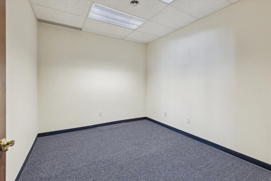 More Photos Of 711 Washington Ave, Bay City Medical For Sale
