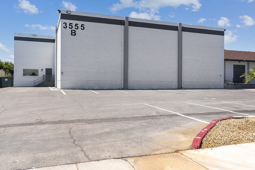 More Photos Of 3555 W Quail Ave, Las Vegas Warehouse For Lease