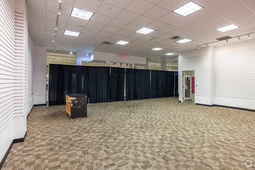 More Photos Of 10000 California St, Omaha Unknown For Lease