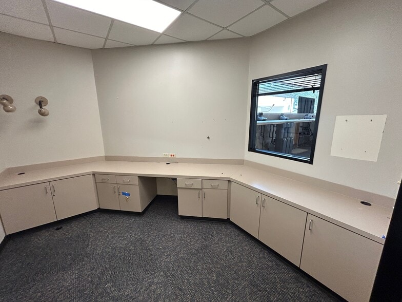 More Photos Of 723 Rollingbrook Dr, Baytown Office For Sale