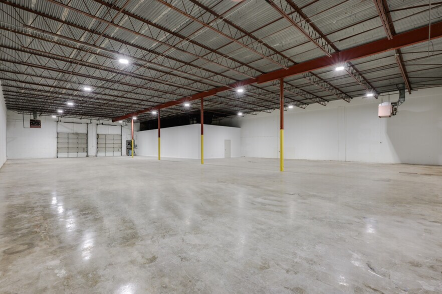 More Photos Of 3250-3254 International Pl, Irving Warehouse For Lease
